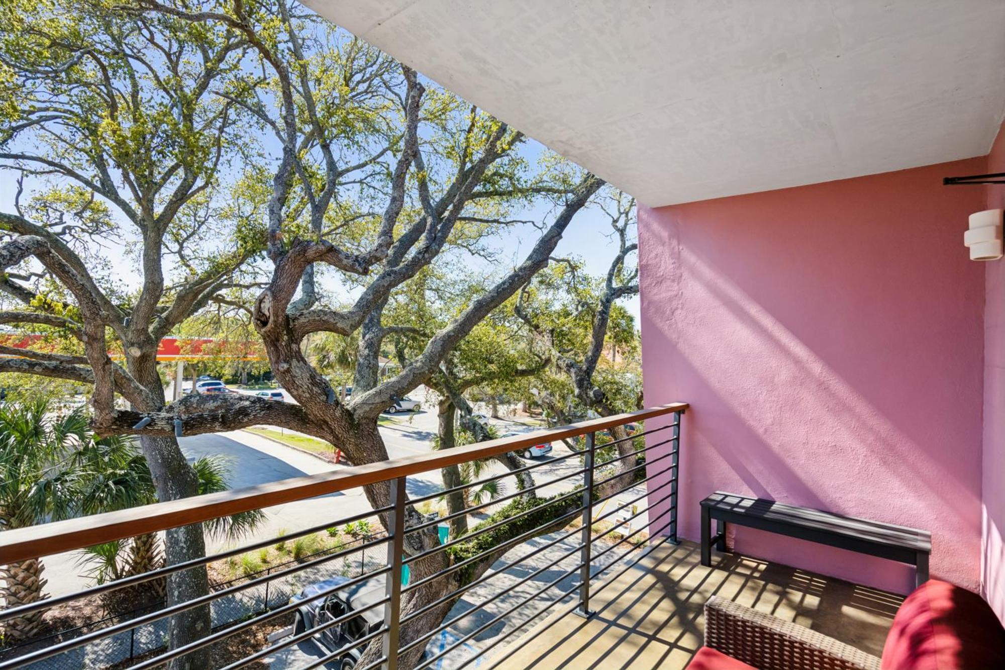 Boutique Vera Hotel In The Heart Of Folly Beach Bagian luar foto