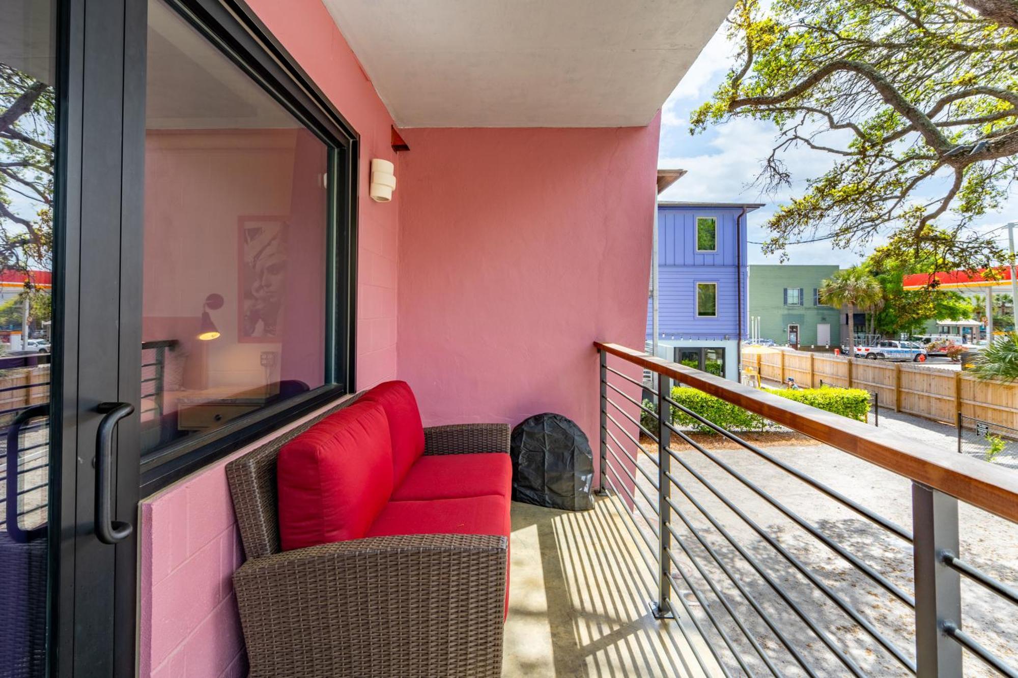 Boutique Vera Hotel In The Heart Of Folly Beach Bagian luar foto