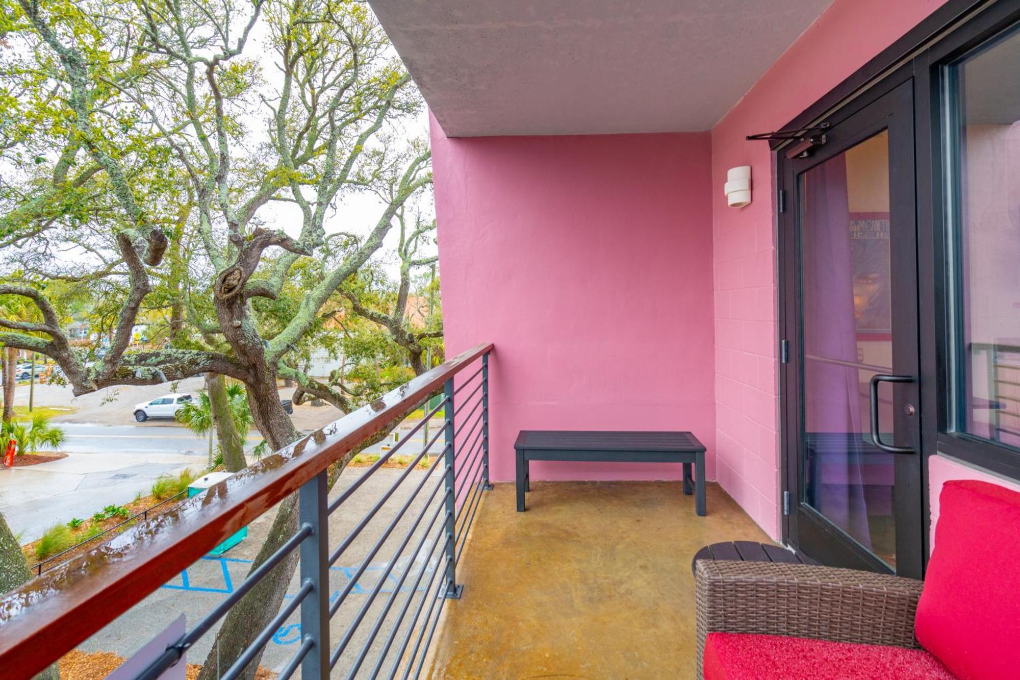 Boutique Vera Hotel In The Heart Of Folly Beach Bagian luar foto
