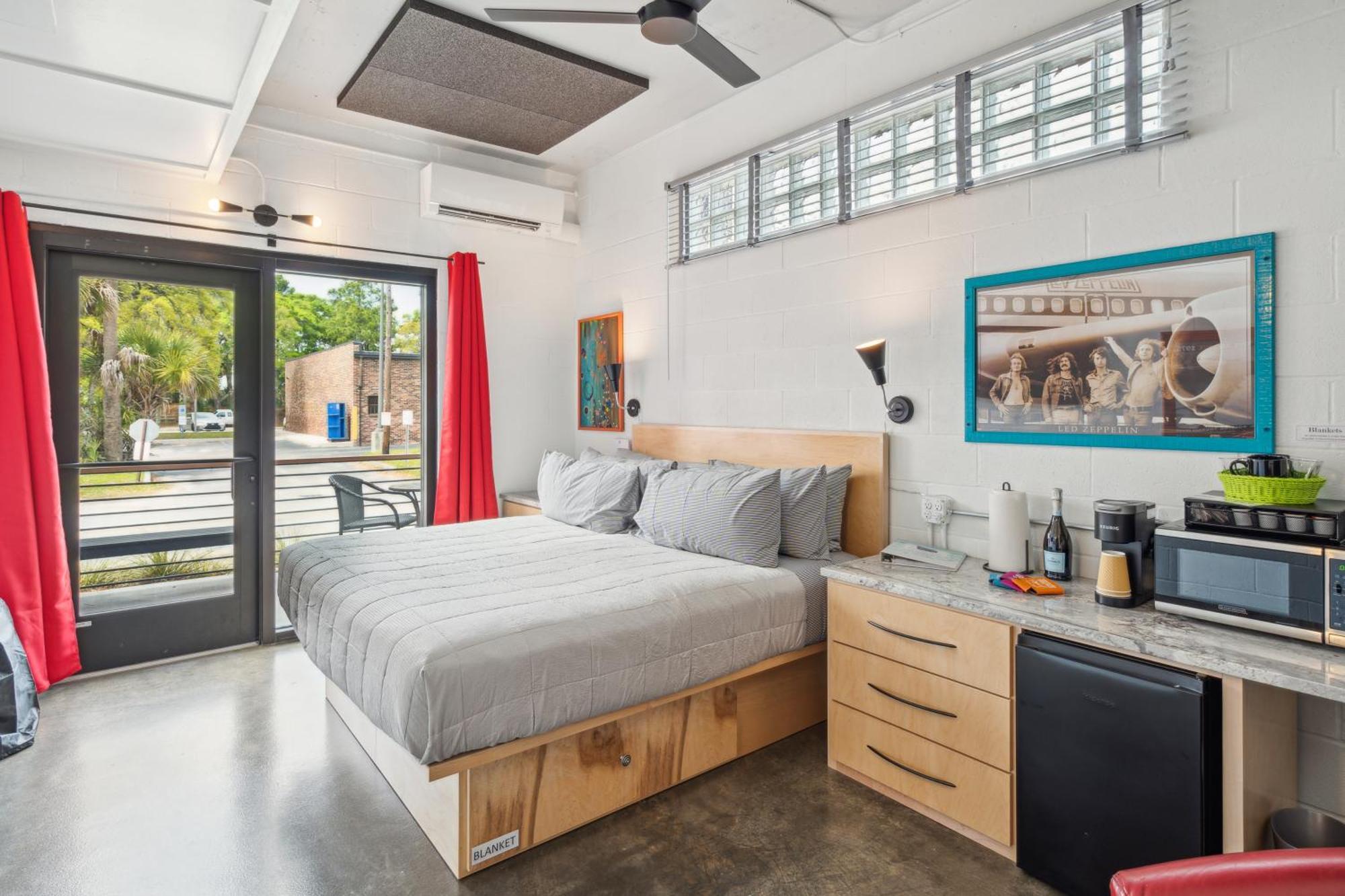 Boutique Vera Hotel In The Heart Of Folly Beach Bagian luar foto